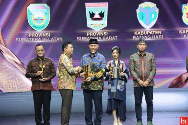 Gubernur Mahyeldi Raih Penghargaan Nasional Pimpinan Daerah Award 2024