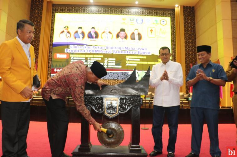 Gubernur Mahyeldi Resmi Buka Pekan Olahraga Mahasiswa Provinsi di UNP