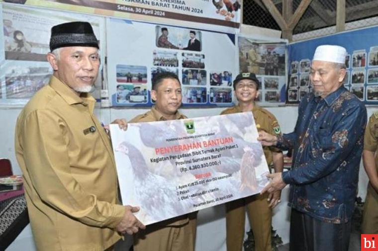 Gubernur Mahyeldi Salurkan Bantuan Ayam KUB di Pasaman Barat