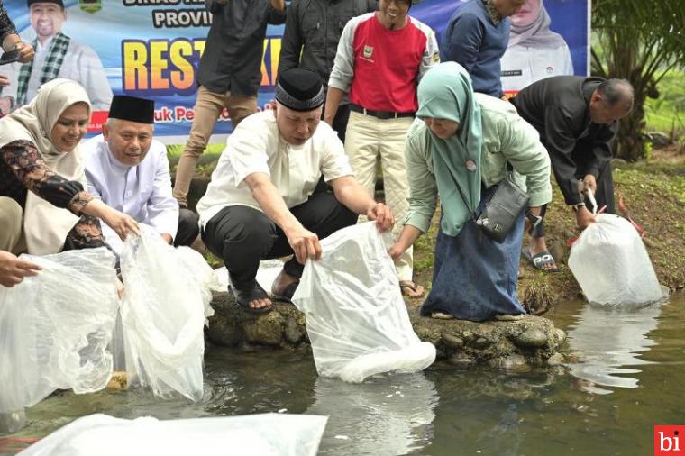 Gubernur Mahyeldi Serahkan Bantuan 10 Ribu Bibit Ikan Nila