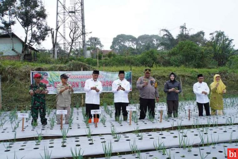 Gubernur Mahyeldi Serahkan Bantuan Cadangan Pangan dan Canangkan Gerakan Tanam Cabai