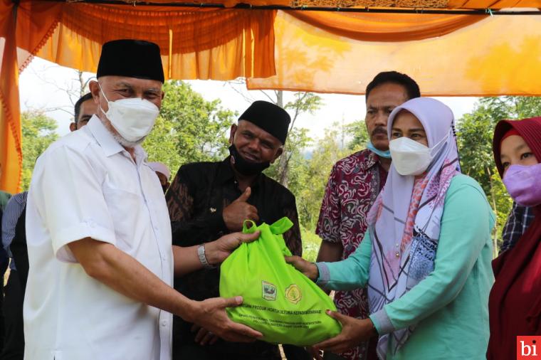 Gubernur Mahyeldi Serahkan Bantuan untuk Petani Nagari Talang