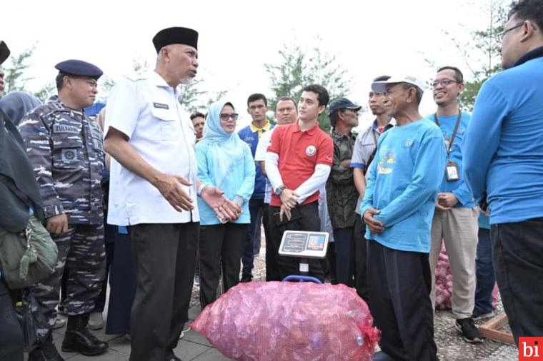 Gubernur Mahyeldi Siapkan Hadiah Umrah bagi Nelayan Pengumpul Sampah Terbanyak di Pantai...