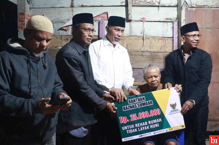 Gubernur Mahyeldi Singgah Sahur di Sungai Lundang Pessel, Salurkan Bantuan Untuk Warga...