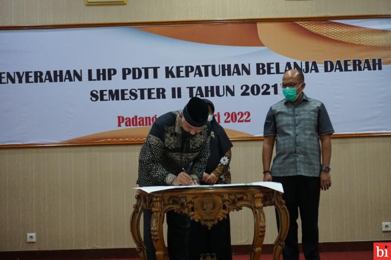 Gubernur Mahyeldi Terima LHP PDTT Kepatuhan Belanja Daerah Semester II 2021