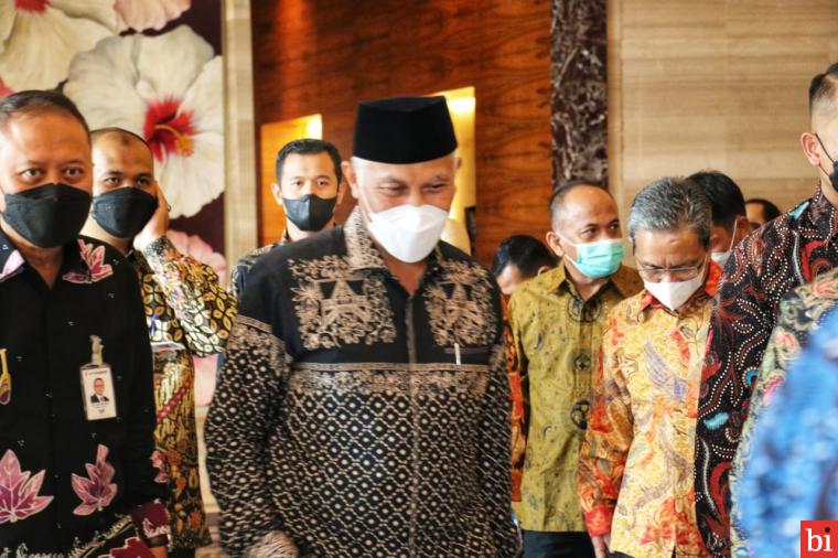 Gubernur Mahyeldi Terima Penghargaan Anugerah Adinata Awards 2022