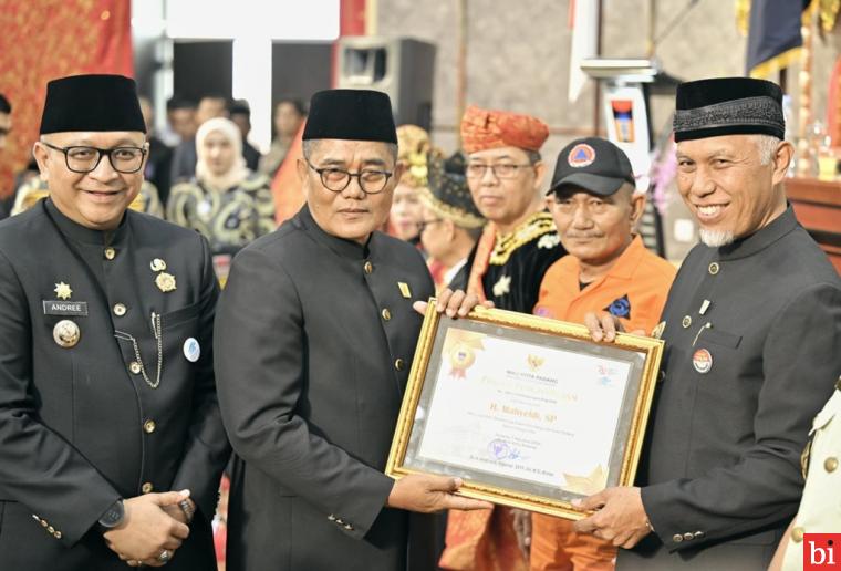 Gubernur Mahyeldi Terima Penghargaan dan Pin Emas Tokoh Masyarakat dalam Peringatan HJK...