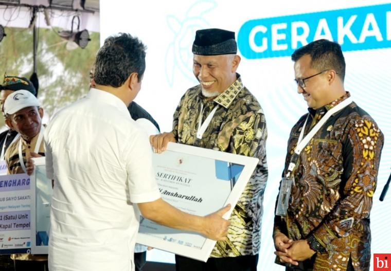 Berkat Komitmen dalam Pengelolaan Sampah Laut di Sumbar, Gubernur Mahyeldi Terima...