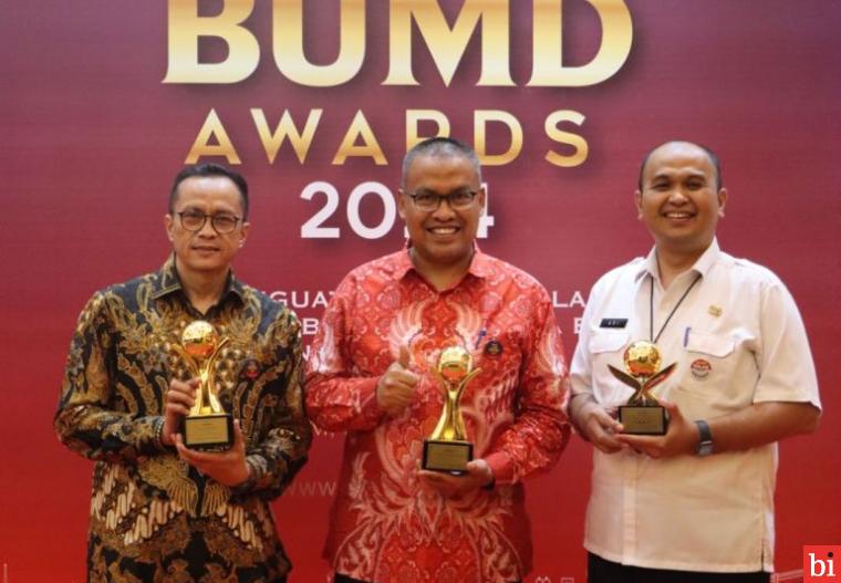 Gubernur Mahyeldi Terima Penghargaan Top Pembina BUMD Award 2024