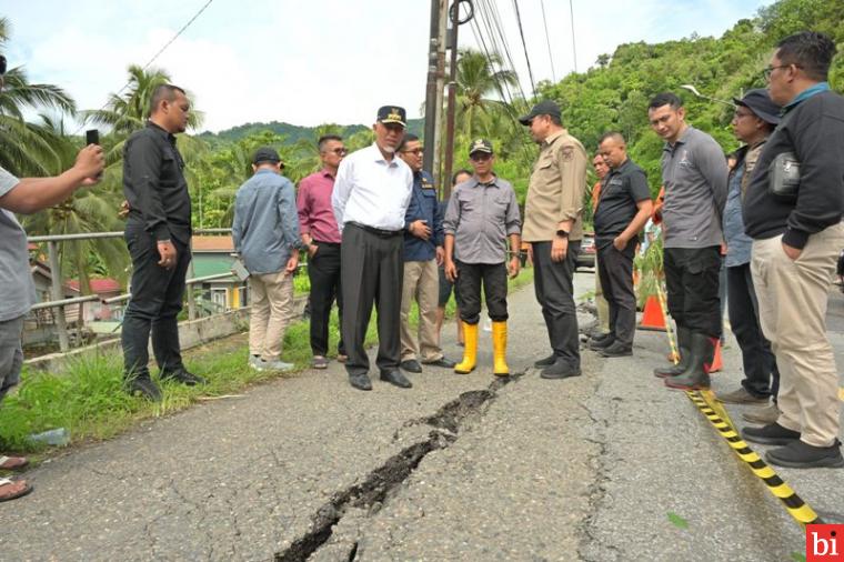 Gubernur Mahyeldi Tinjau Jalan Nasional Amblas di Desa Silungkang Oso