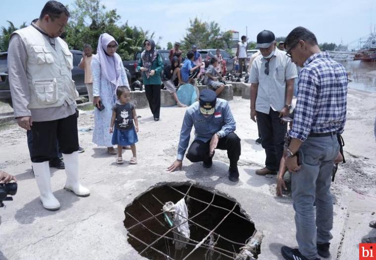 Gubernur Mahyeldi Tinjau Kerusakan TPI Surantih Akibat Banjir, Minta Rincian Kerugian...