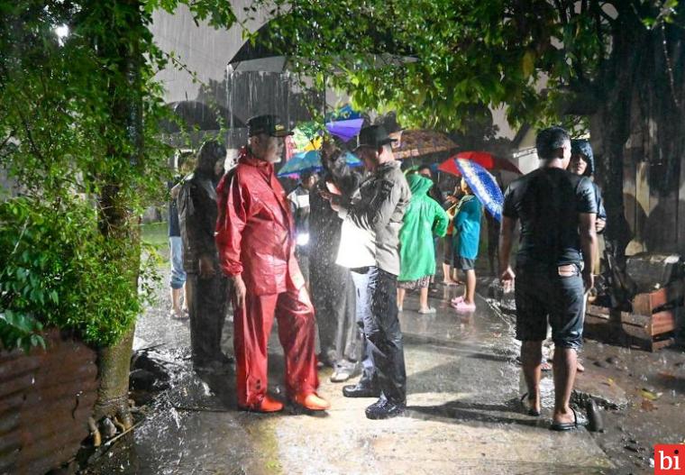 Gubernur Mahyeldi Tinjau Kondisi Masyarakat Terdampak Banjir di Kota Padang