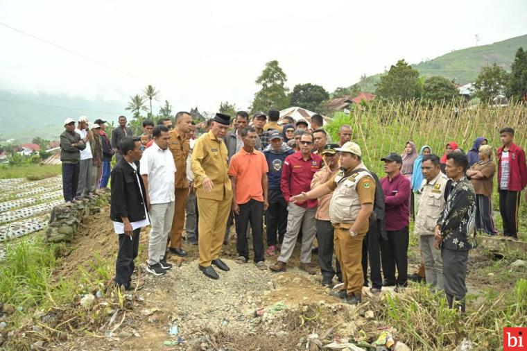 Gubernur Mahyeldi Tinjau Lokasi Rencana Pembangunan Jembatan di Koto Baru Aie Dingin