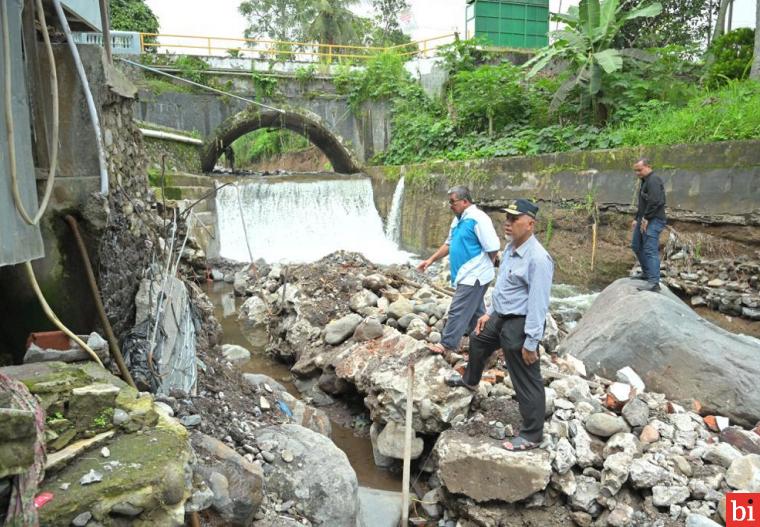 Gubernur Mahyeldi Tinjau Sejumlah Titik Kawasan Terdampak Banjir dan Lonsor di Tiga...