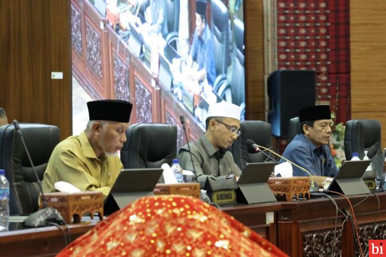 Paripurna DPRD Sumbar, Gubernur Sampaikan Jawaban atas Pandangan Fraksi Terhadap Ranperda...