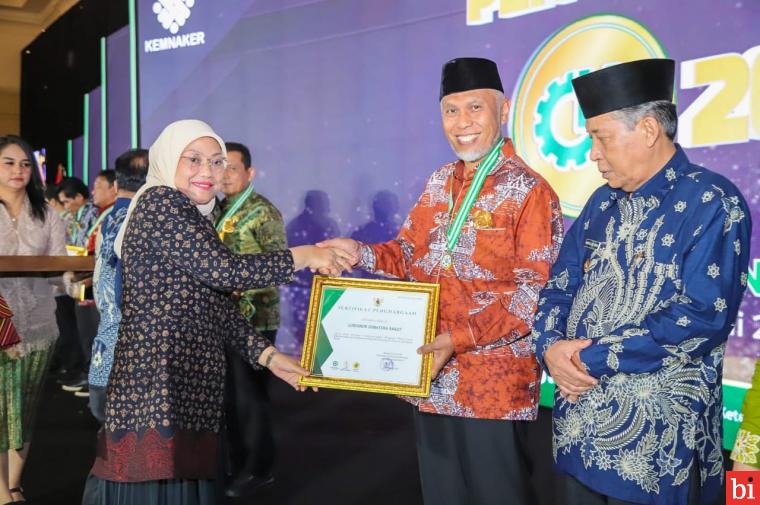 Gubernur Sumbar Dianugerahi Penghargaan Pembina K3 Terbaik 2023 Oleh Kemenaker