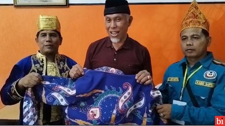 Gubernur Sumbar Lepas Baju yang Dipakainya Untuk Dilelang Guna Pembebasan Lahan Masjid...