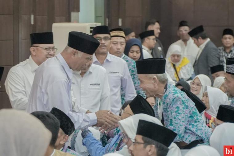 Gubernur Sumbar Lepas Keberangkatan 393 Calon Jemaah Haji Kloter 1 Embarkasi Padang