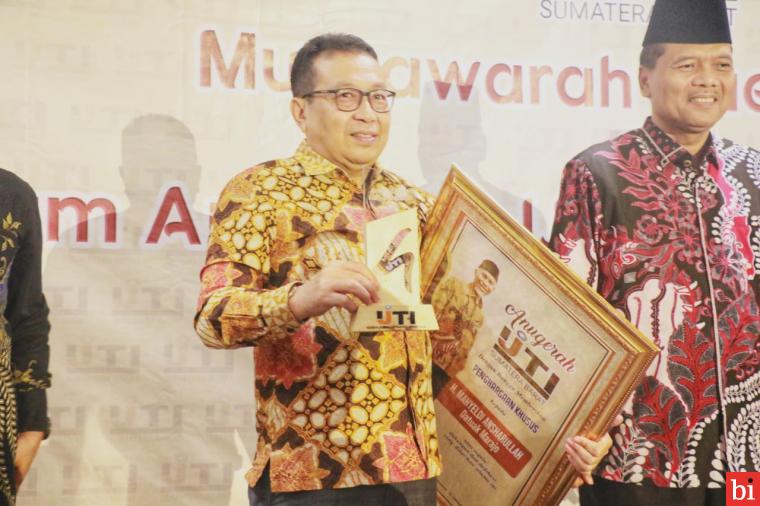 Gubernur Sumbar Raih Anugerah dari IJTI