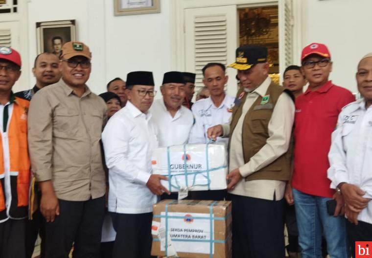 Gubernur Sumbar Serahkan 1,2 Ton Randang Bantuan Masyarakat Sumbar ke Bupati Cianjur