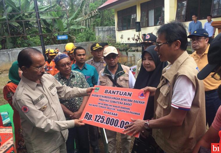 Gubernur Serahkan Bantuan Untuk Korban Banjir Pasaman