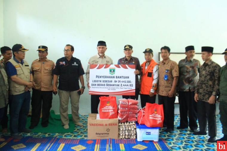 Gubernur Sumbar Serahkan Bantuan Logistik  kepada Warga Korban Banjir di Pasaman