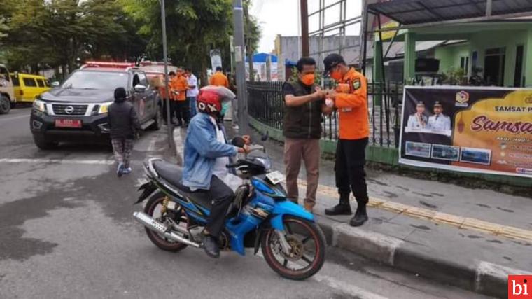 Gunung Marapi Kembali Erupsi, Pemko Bagikan Masker kepada Warga