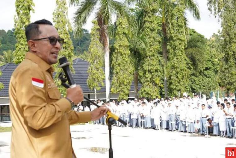 Hadir Saat Upacara Bendera SMKN 1 Batusangkar, Bupati  Eka Putra Puji Masakan Siswa...