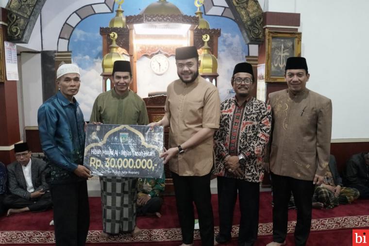 Hadiri Subuh Mubarakah Masjid Al Iklhas, Wako Fadly Amran Serahkan Dana Hibah