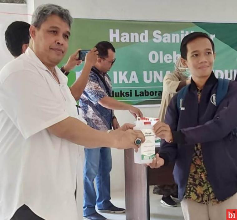 IKA Unand Bagikan Cairan Pembersih Tangan Gratis untuk Mahasiswa