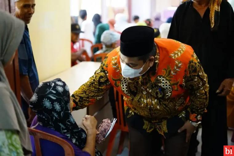 Zakat Fitrah dan Zakat Profesi Diserahkan Secara Serentak di 17 Kecamatan di Padang...