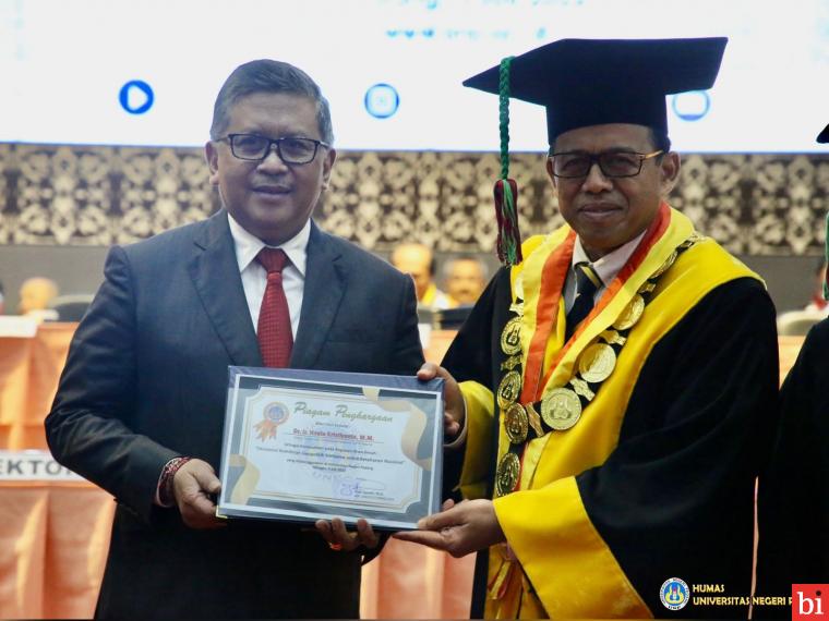 Hasto Kristiyanto Orasi Ilmiah Tentang Geopolitik Sukarno di Wisuda UNP