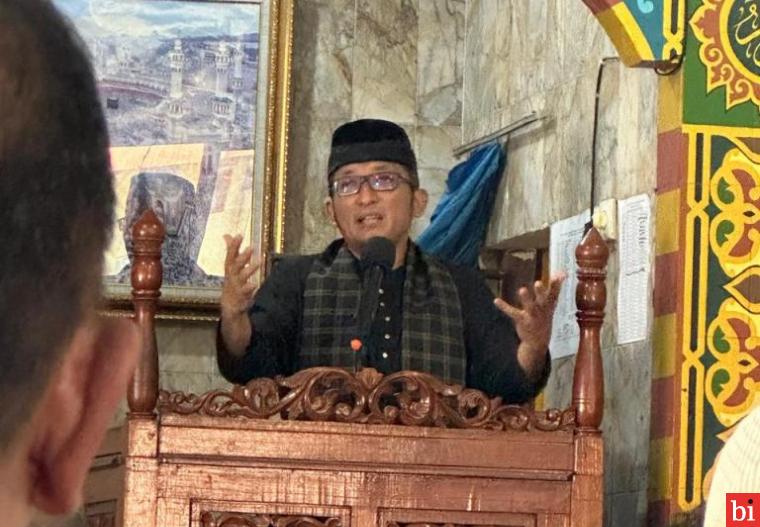 Hendri Septa Sampaikan Khutbah Jumat di Masjid Nurul Washilah Padang Barat