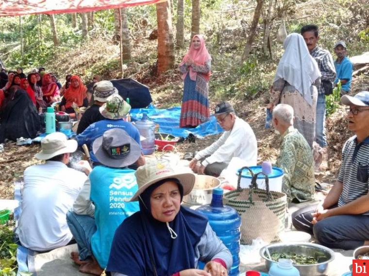 Hj. Nevi Zuairina Hadir Gotong Royong Bersama Warga Muhammadiyah dan Aisyiyah Kabupaten...