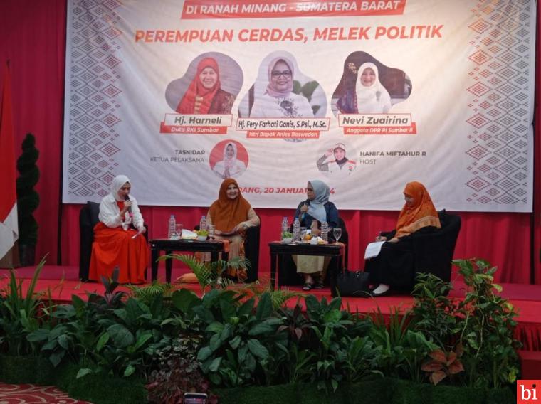 Hj. Nevi Zuairina Menghadiri Seminar Perempuan Cerdas, Melek Politik di Padang