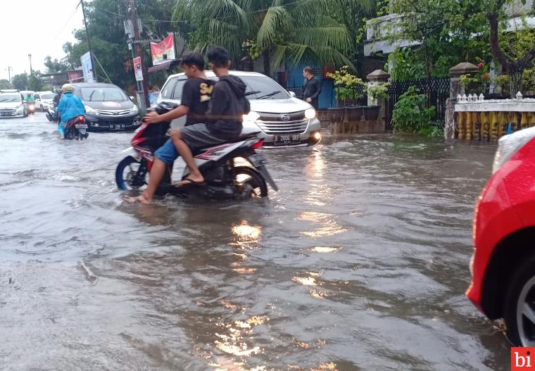 Hujan Deras Akibatkan Jalan Hercules Seperti Lautan