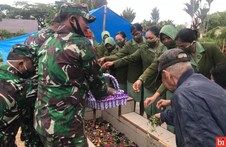 HUT Ke- 75, Persit KCK Kodim 0319/Mentawai Ziarah ke Pemakaman Anggota TNI