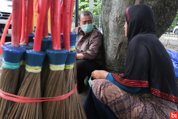 Ini Curhatan Rosa si Penjual Sapu Lidi pada Nasrul Abit