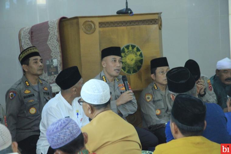 Irwasda Polda Sumbar Jumat Curhat di Masjid Nurul Yaqin Teluk Kabung