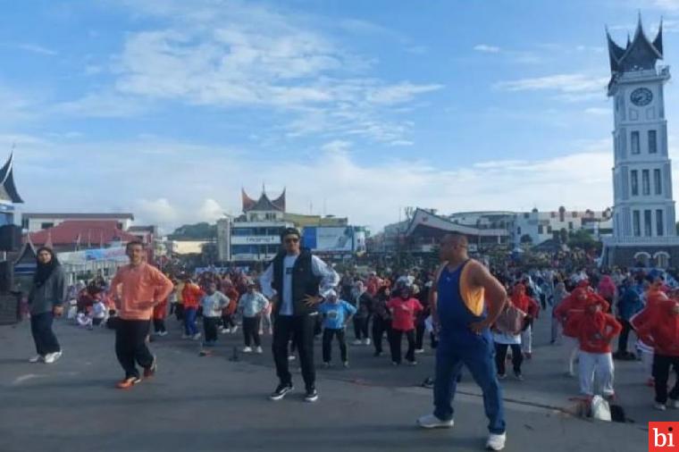 Jaga Kebugaran,Bang Wako Bukittinggi Ikut Senam Bersama di Pelataran Jam Gadang