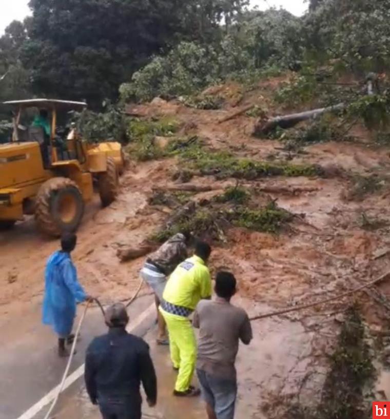 Jalan Nasional Bukit Pulai Pesisir Selatan Longsor