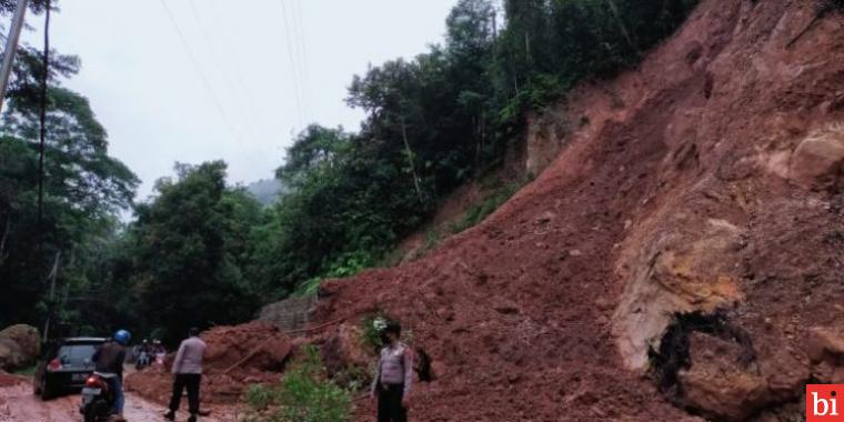 Jalan Sumbar-Riau Jorong Aia Putih Tertimbun Longsor, Arus kendaraan Dibuka Satu Jalur