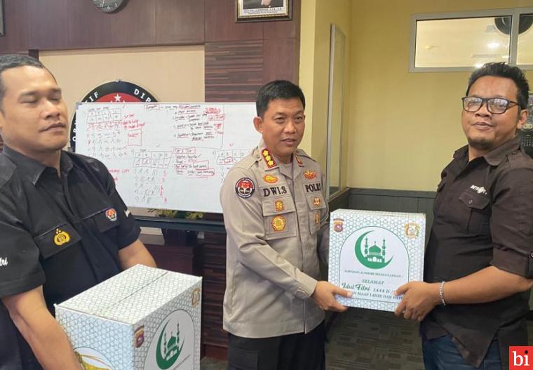 Kabid Humas Serahkan Paket Lebaran dari Kapolda Sumbar untuk Wartawan