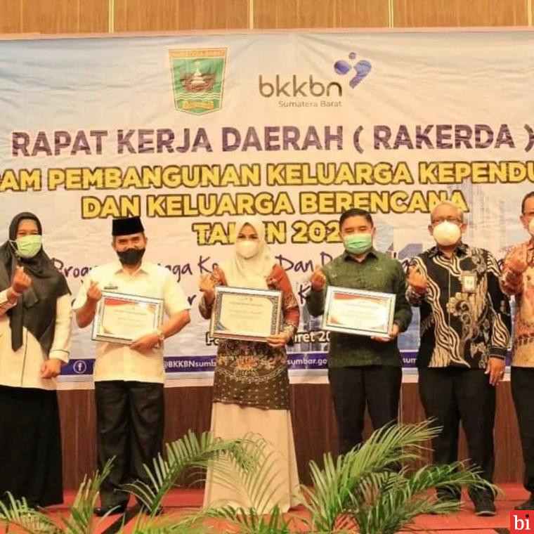 Kabupaten Dharmasraya Raih Dua Penghargaan Tingkat Nasional dari BKKBN