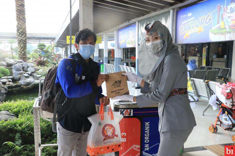 KAI Daop 2 Bandung Berbagi Takjil Gratis Kepada Penumpang KA di Stasiun