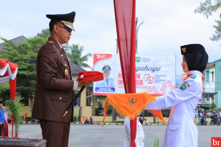 Kajari Pasaman Sobeng Suradal Jadi Inspektur Upacara Penurunan Bendera HUT RI ke-79