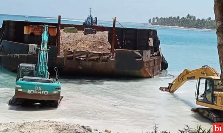 Kapal Ponton Membawa Material Pasir untuk Pembangunan Jalan Trans Mentawai Mulai Bersandar