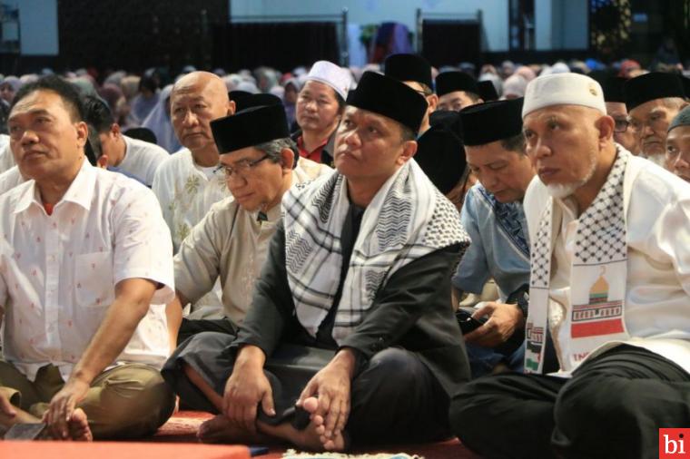 Kapolda Sumbar bersama Gubernur Sumbar Laksanakan Gerakan Shalat Subuh Berjemaah di...