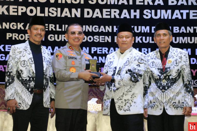 Kapolda Sumbar dan Ketua PGRI Sumbar lakukan Penandatanganan Pedoman Kerja PGRI Sumbar...