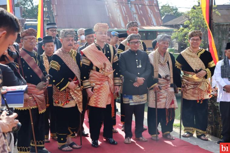 Kapolda Sumbar Irjen Pol Teddy Minahasa dan Istri Terima Penganugerahan Gelar Kehormatan...